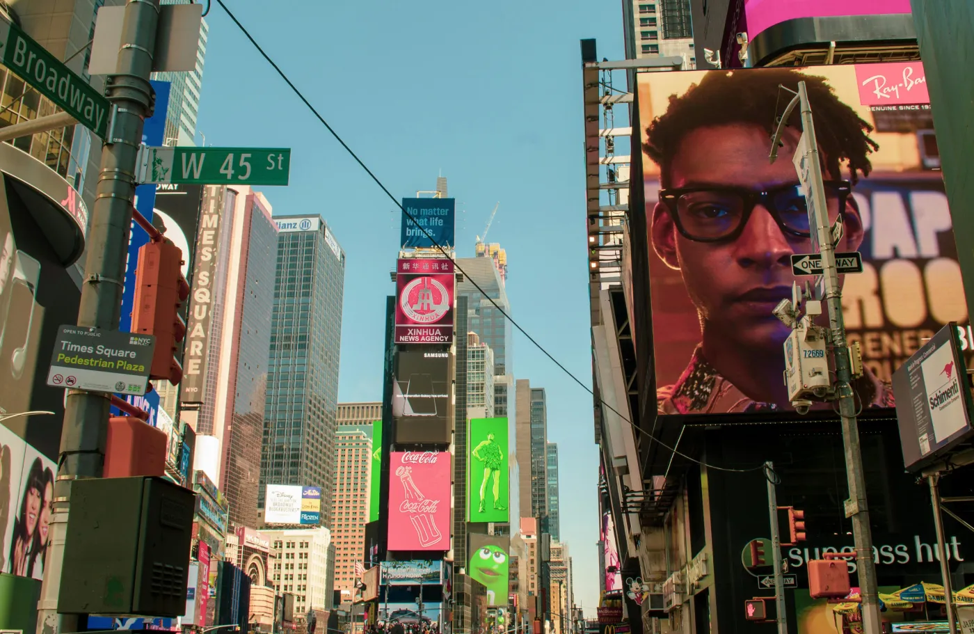 the_psychology_of_signage_how_humans_perceive_signs_instantly_1x